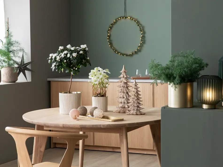 miljøbilde av rundt kjøkkenbord med pynt fra mester grønn