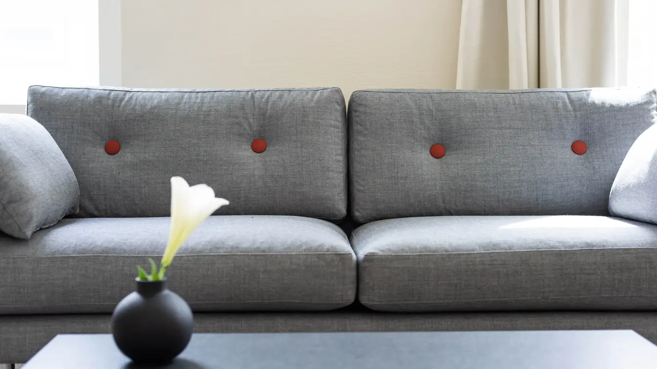 Nærbilde av sofa og bord i Suiten