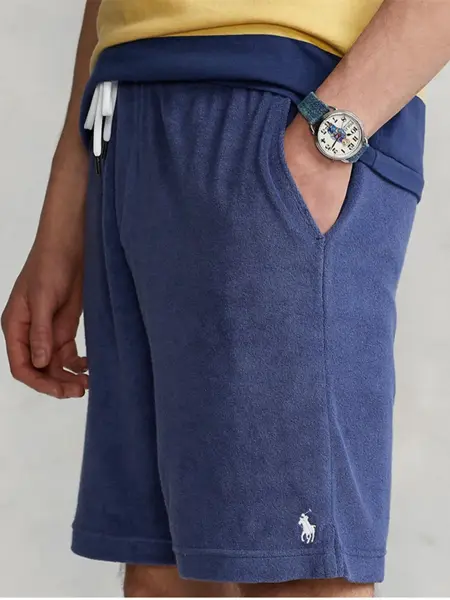 Mann med blå shorts