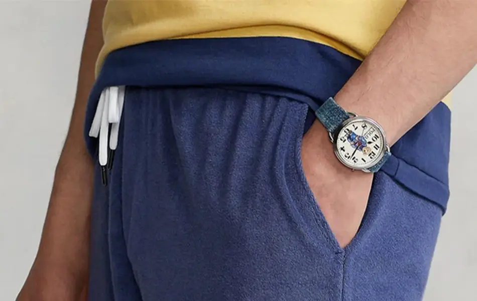 Mann med blå shorts