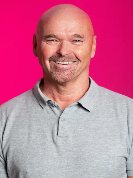 Mann som smiler til kamera