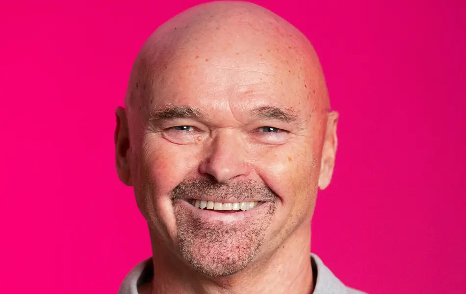 Mann som smiler til kamera