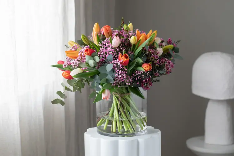 Vakker Tulipanbukett i friske farger.