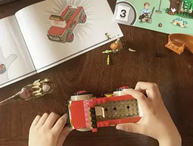 Barn setter sammen lego-bil