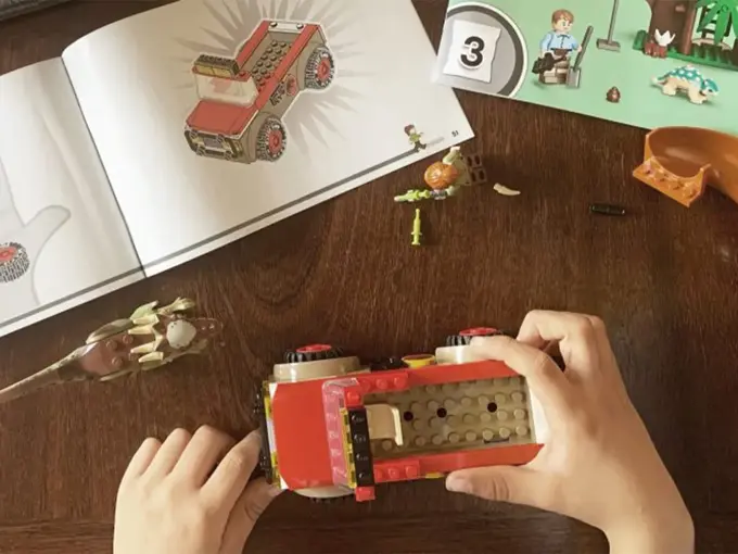 Barn setter sammen lego-bil