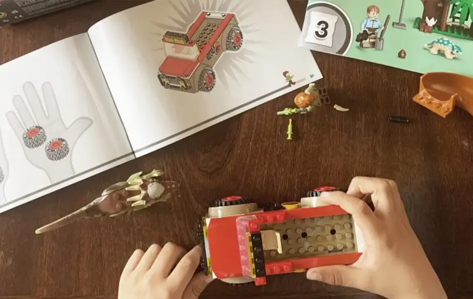 Barn setter sammen lego-bil