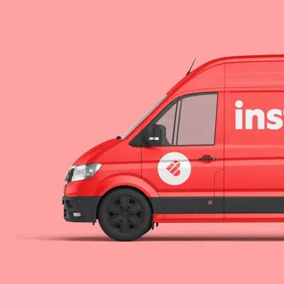 Rød varebil med tekst instabox foran en rosa vegg