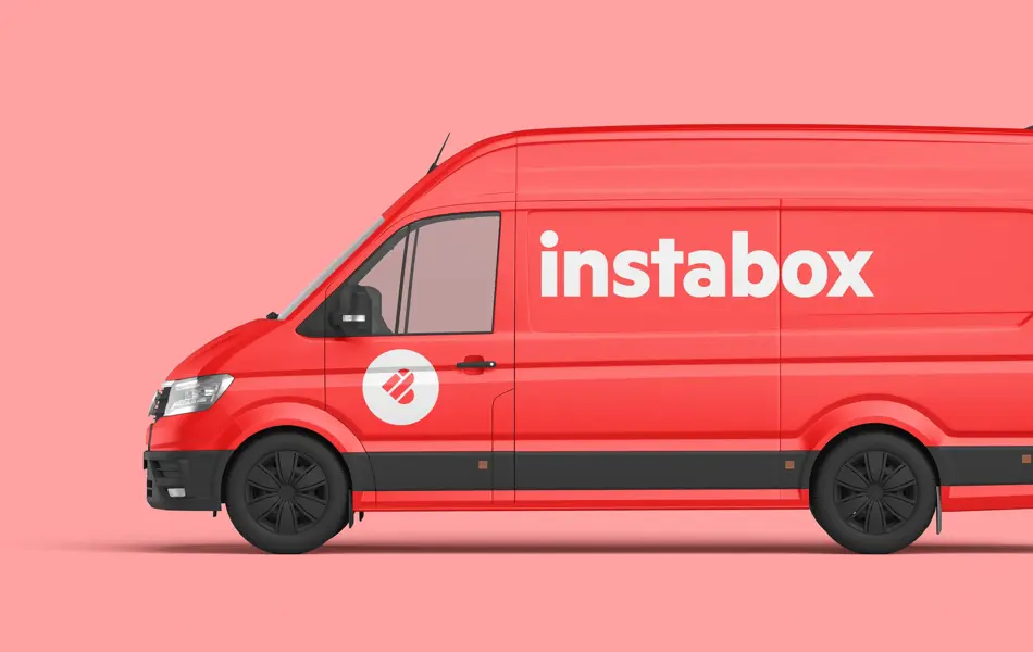 Rød varebil med tekst instabox foran en rosa vegg