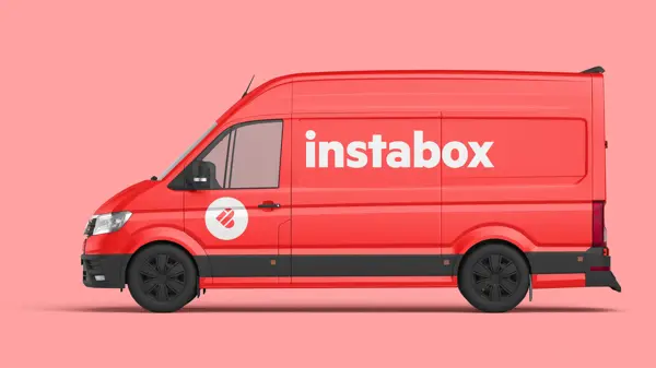 Rød varebil med tekst instabox foran en rosa vegg