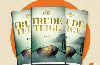 Tre eksemplarer av boken "Svik" av Trude Teige.