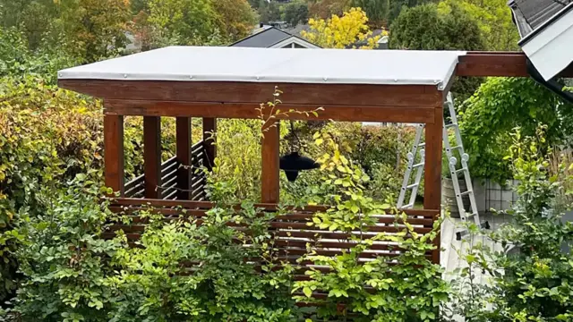 Terrasse med bygget tak med skreddersydd presenning