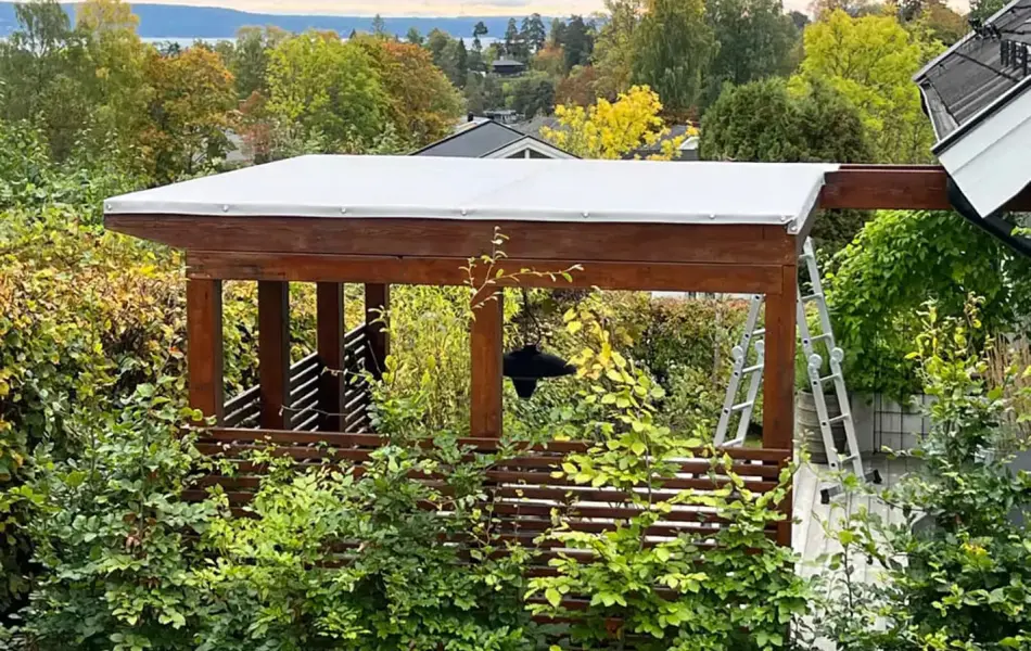 Terrasse med bygget tak med skreddersydd presenning