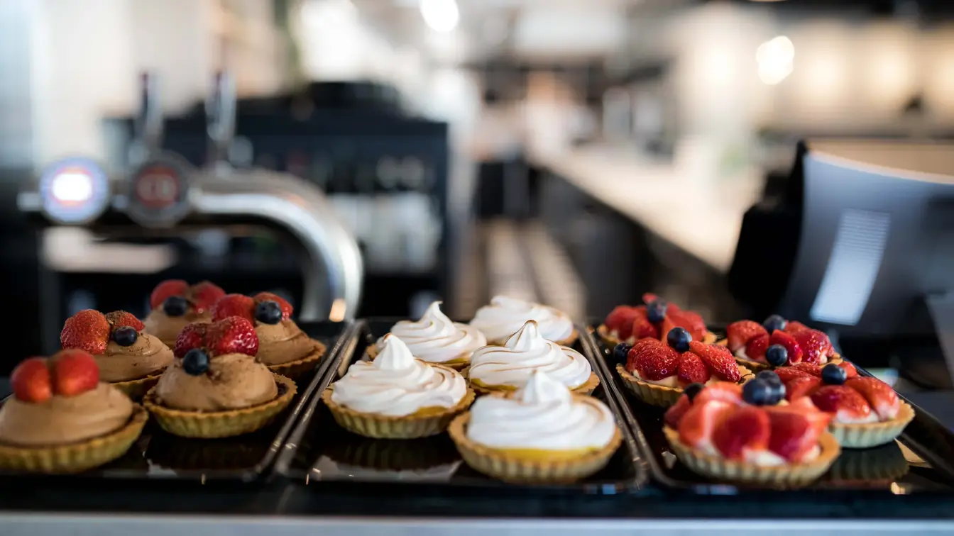 Terter med forskjellig fyll Restaurant med kokk og servitør som planlegger dagen på Torvet Bistro på Thon Hotel Parken i Kristiansand sentrum