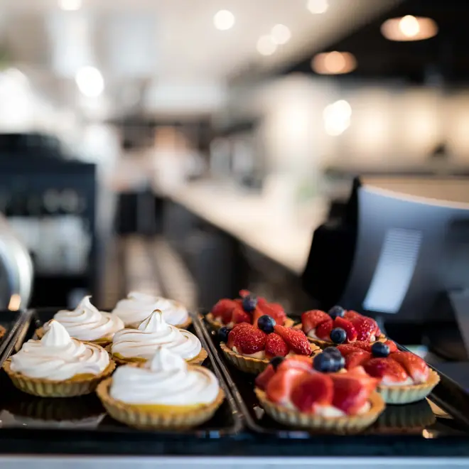 Terter med forskjellig fyll Restaurant med kokk og servitør som planlegger dagen på Torvet Bistro på Thon Hotel Parken i Kristiansand sentrum