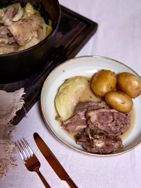 fårikål og potet servert på et fat