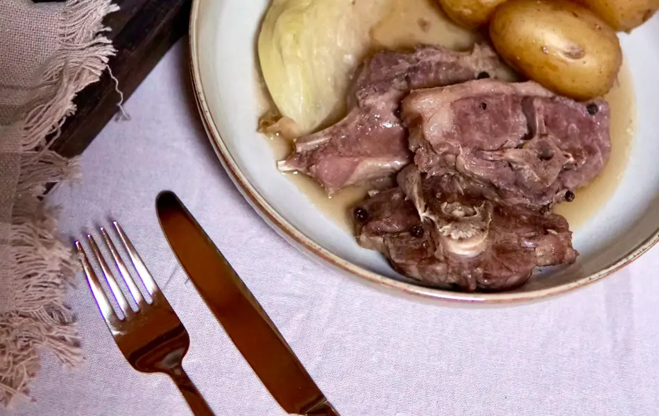 fårikål og potet servert på et fat