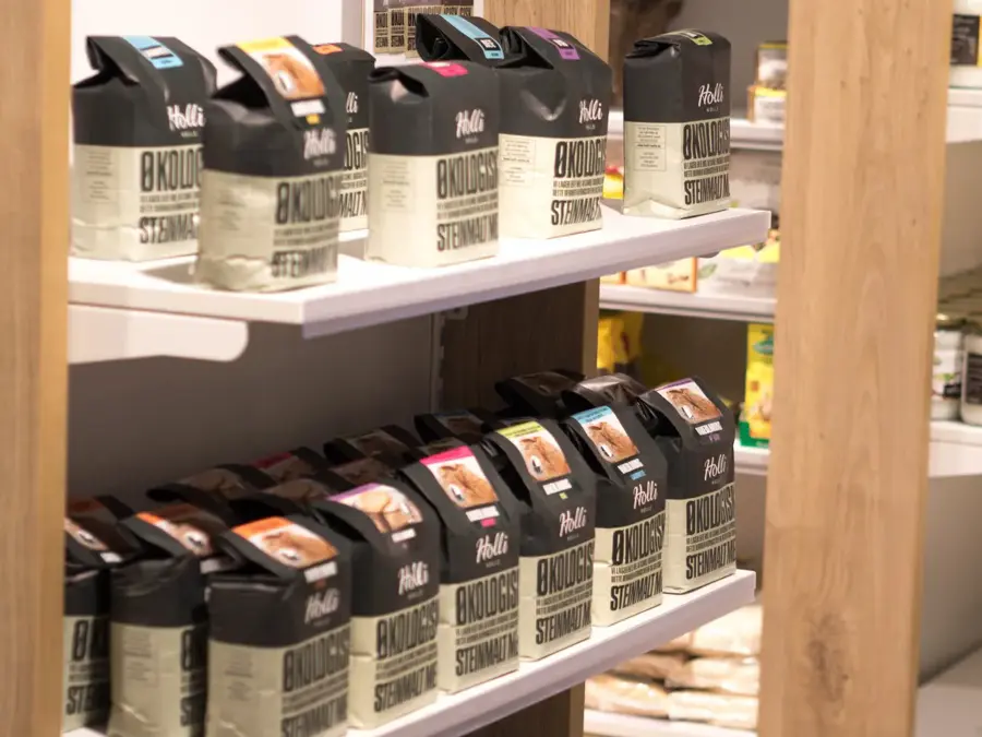 Utstilling av økologisk hvetemel og kokosolje i butikk