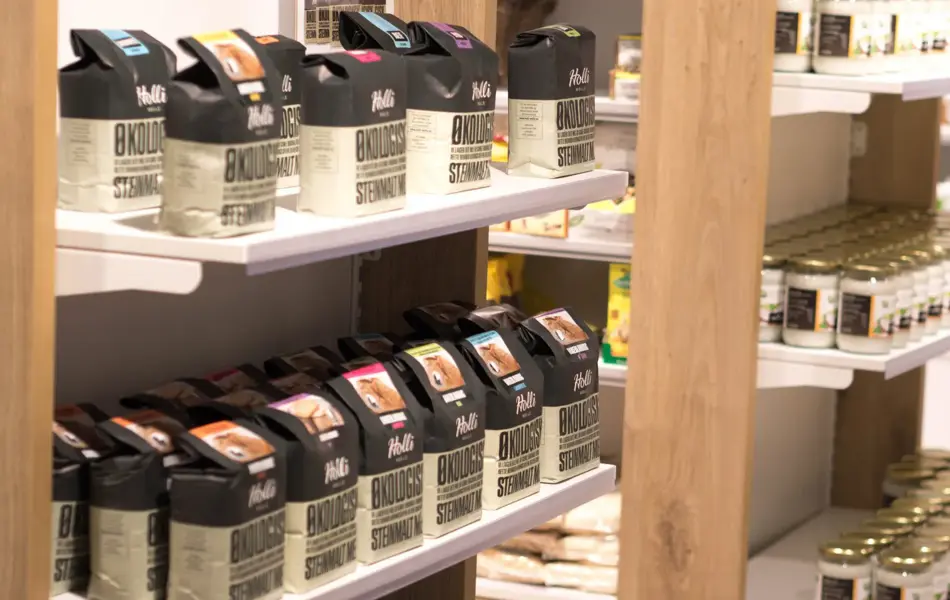 Utstilling av økologisk hvetemel og kokosolje i butikk