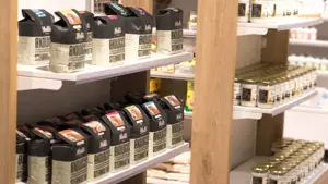 Utstilling av økologisk hvetemel og kokosolje i butikk