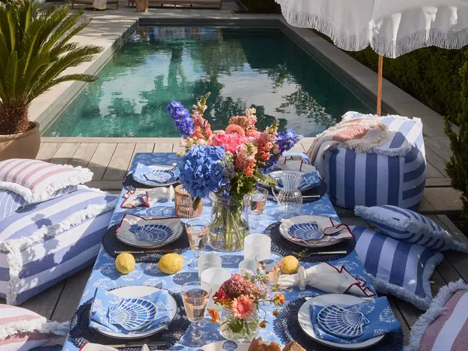Tildekket bord utendørs ved bassengkanten