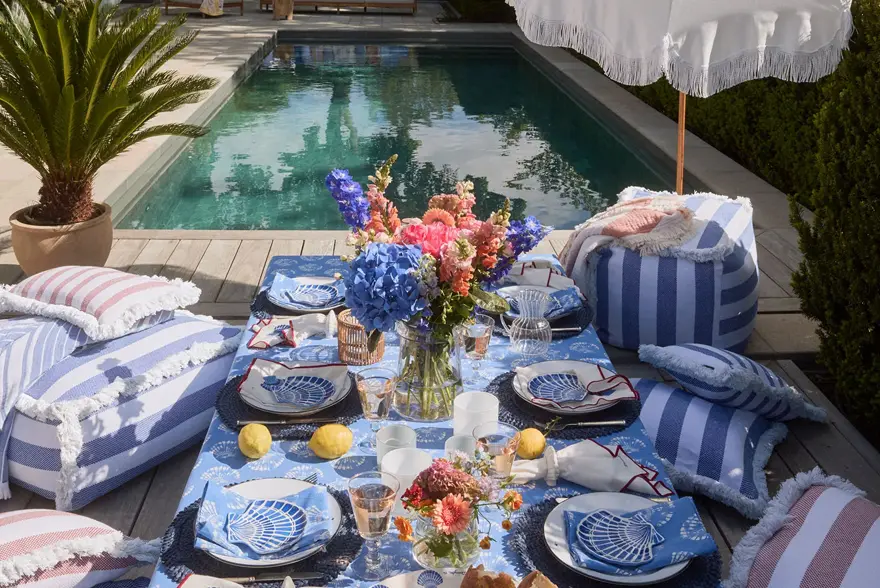 Tildekket bord utendørs ved bassengkanten