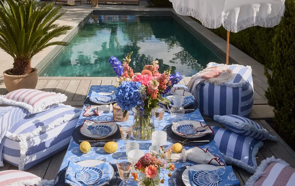 Tildekket bord utendørs ved bassengkanten