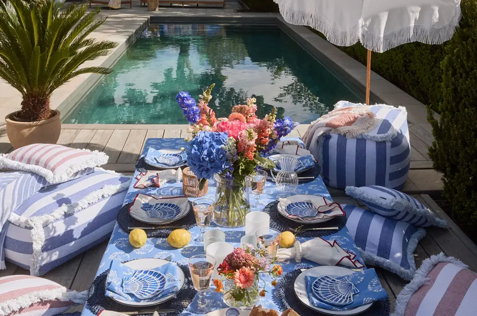 Tildekket bord utendørs ved bassengkanten