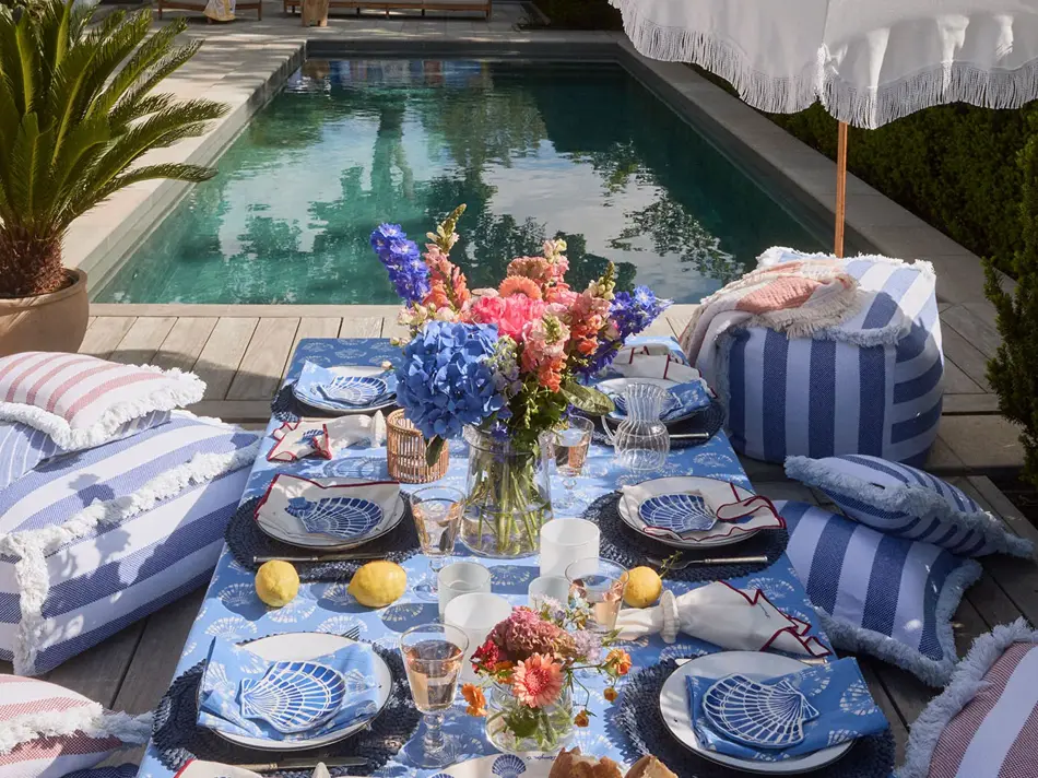 Tildekket bord utendørs ved bassengkanten