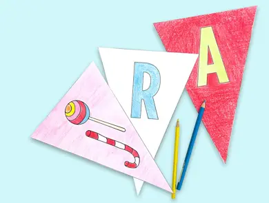 nærbilde av 3 vimpler med R og A og fargeblyanter på blå bakgrunn