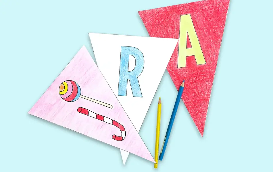 nærbilde av 3 vimpler med R og A og fargeblyanter på blå bakgrunn