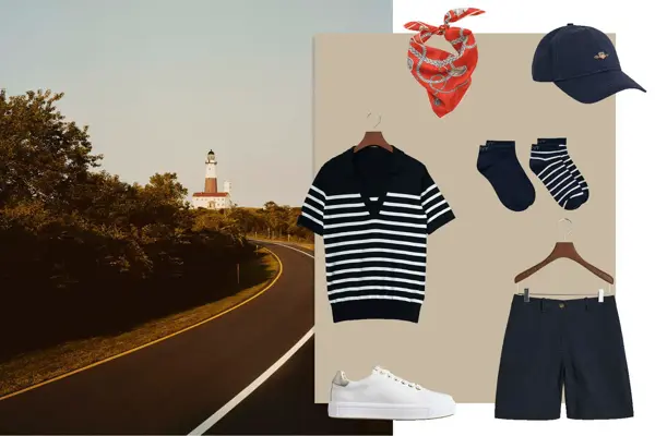 Blå stripete kortermet skjorte, rødmønstret skjerf, blå caps, ankelsokker, blå shorts, hvite sneakers.