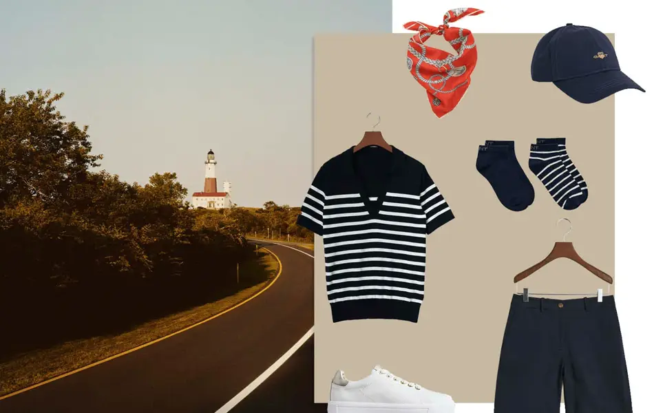 Blå stripete kortermet skjorte, rødmønstret skjerf, blå caps, ankelsokker, blå shorts, hvite sneakers.