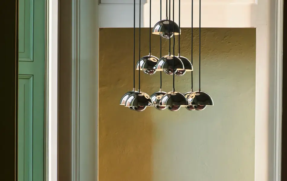 Flowerpot taklampe i krom henger i taket.