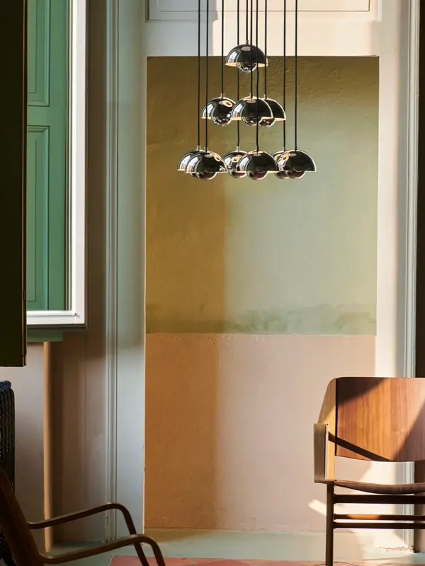 Flowerpot taklampe i krom henger i taket.