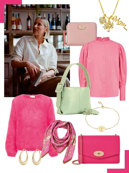 Dame sitter på cae i hvit Gant skjorte, kjede med Mom-anheng, lyserosa mobilveske, rosa bluse, lysegrønn veske, gull armbånd, rose strikkegenser, gulløredobber, rosa silkeskjerf, rosa Mulberry veske