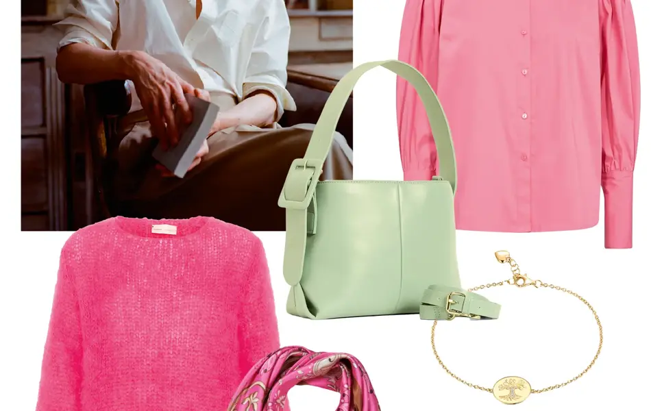 Dame sitter på cae i hvit Gant skjorte, kjede med Mom-anheng, lyserosa mobilveske, rosa bluse, lysegrønn veske, gull armbånd, rose strikkegenser, gulløredobber, rosa silkeskjerf, rosa Mulberry veske