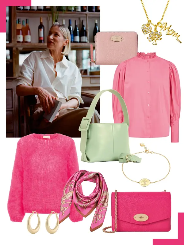 Dame sitter på cae i hvit Gant skjorte, kjede med Mom-anheng, lyserosa mobilveske, rosa bluse, lysegrønn veske, gull armbånd, rose strikkegenser, gulløredobber, rosa silkeskjerf, rosa Mulberry veske
