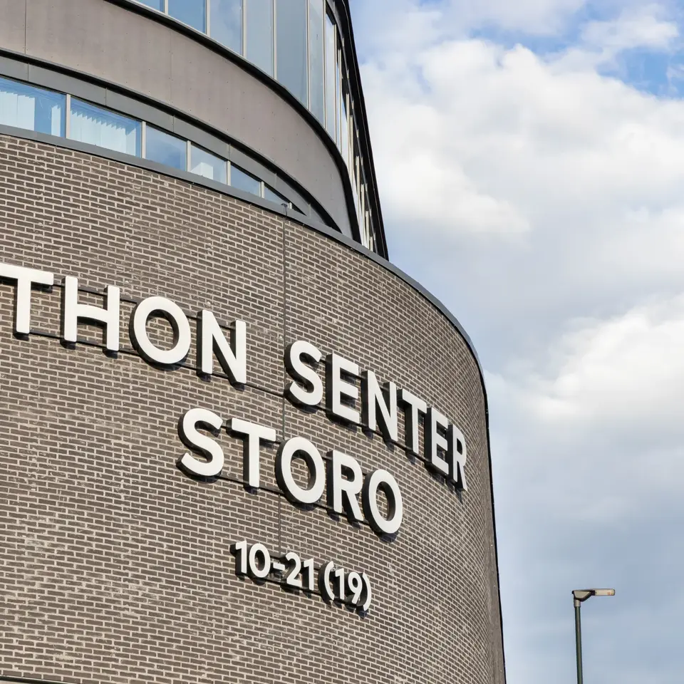 Thon Senter Storo fasade, logo på vegg.
