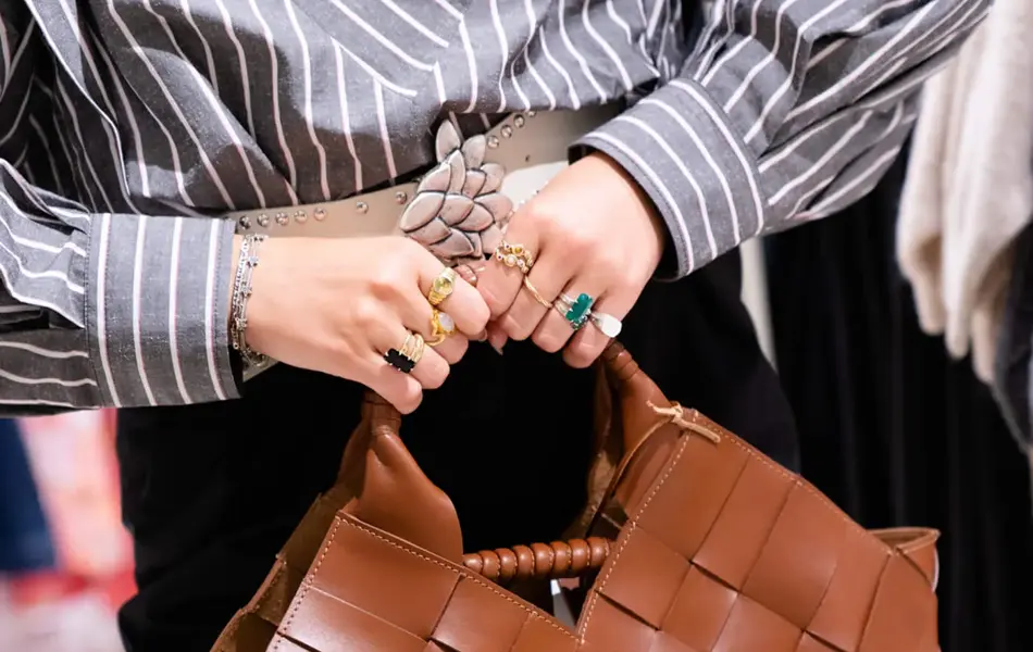 Nærbilde av en brun fletteveske i skinn