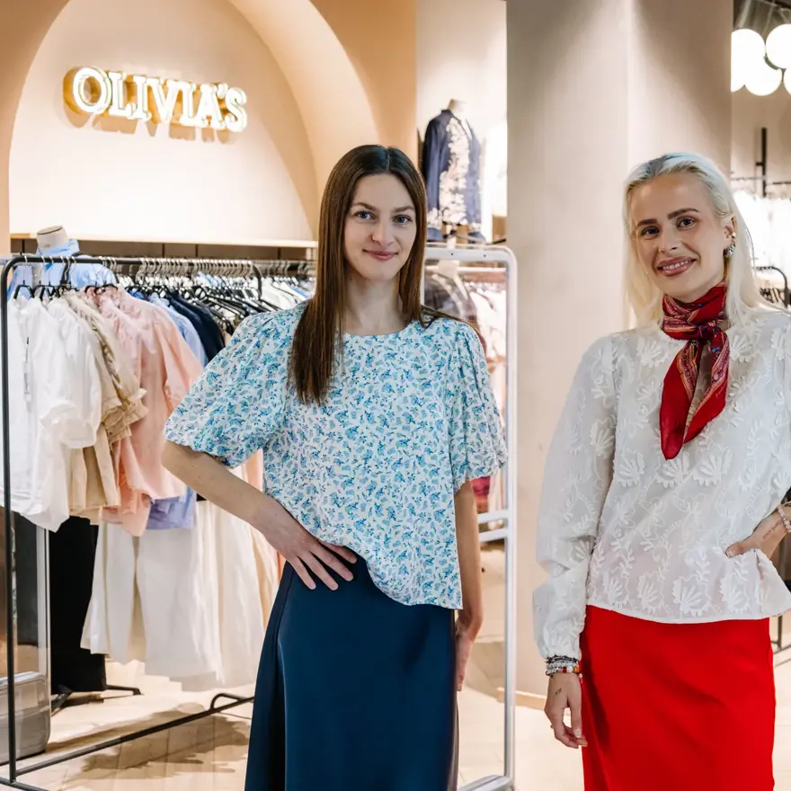 Damer med festantrekk