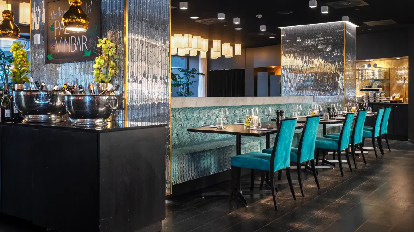 Restaurant Paleo, turkis sofa, turkis stol, mørkt gulv, 