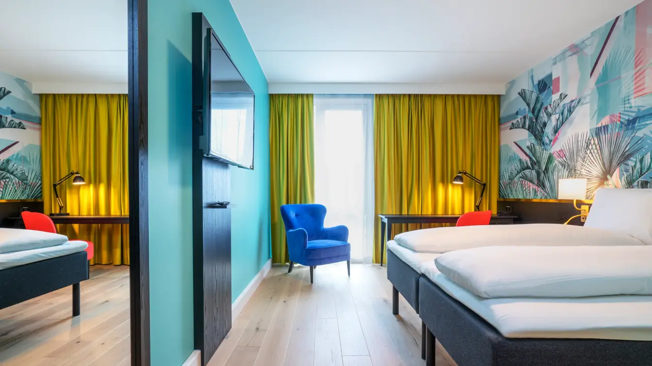 Separate senger, stol og skrivebord i standard twin rom på Thon Hotel Storo