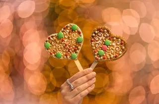 Noen som holder pepperkakehjerter