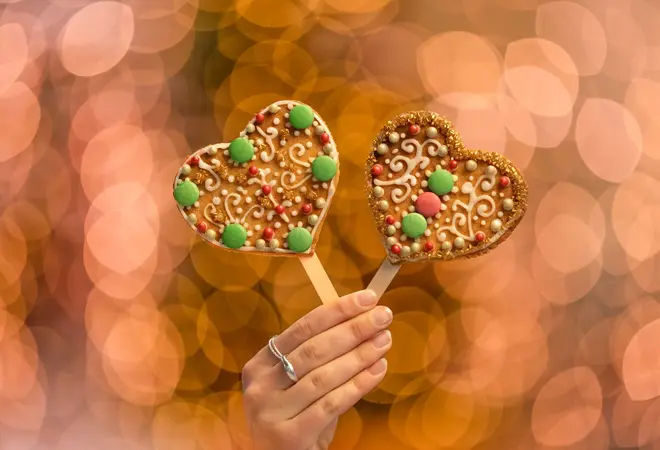 Noen som holder pepperkakehjerter