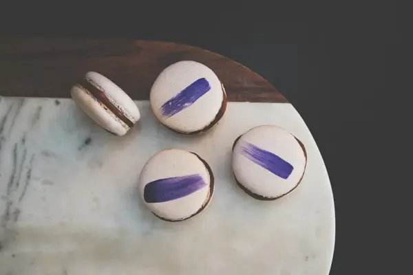 fire makroner på et bord