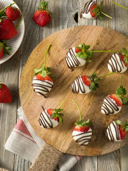 Ferske jordbær som er hvit med sjokolade striper på