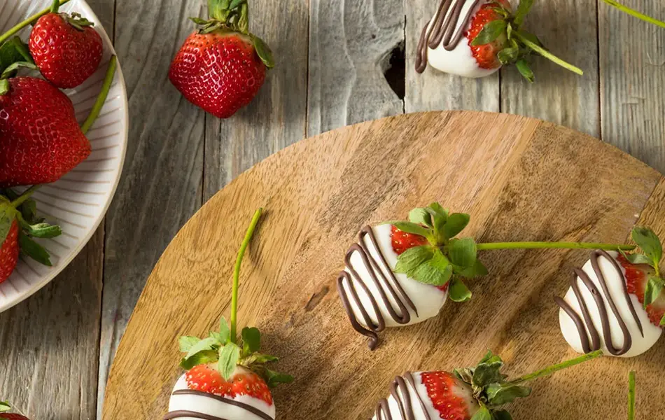 Ferske jordbær som er hvit med sjokolade striper på