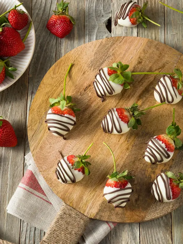 Ferske jordbær som er hvit med sjokolade striper på
