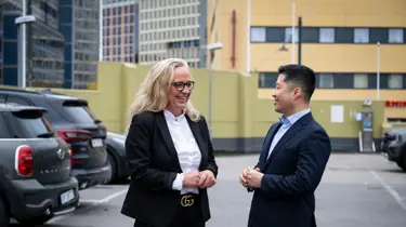 Portrett ansatte og ansatt på jobb