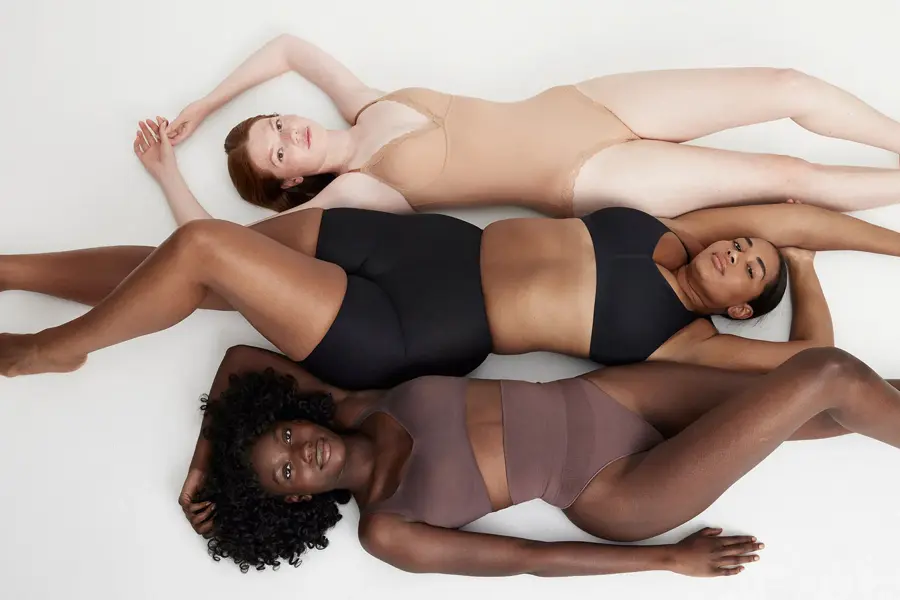 tre damer som poserer i undertøy fra Lindex